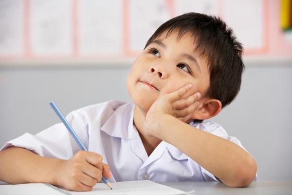 Khi trẻ đã biết đọc và viết, bố mẹ nên dạy con cách viết một bức thư. (Ảnh minh họa)